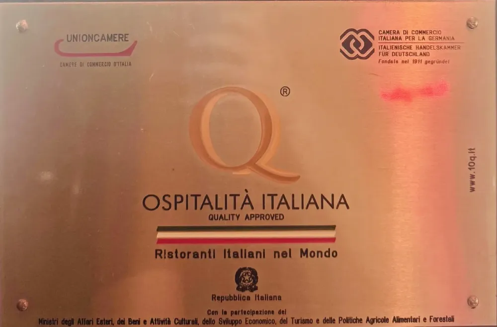 Gerahmte Urkunde Marchio Q – Ospitalità Italiana, Ristoranti Italiani nel Mondo, mit den Logos von Unioncamere und der Italienischen Handelskammer für Deutschland