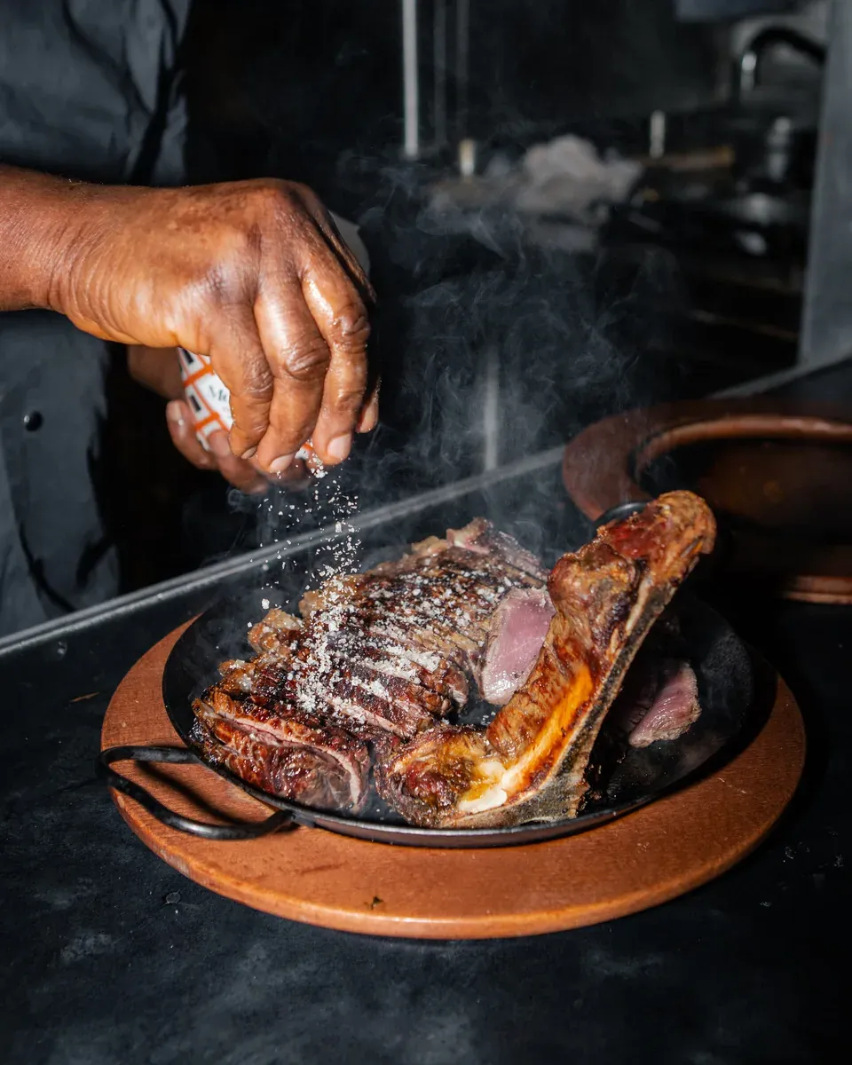 Bistecca Fiorentina vom Chianina-Rind, am Tisch mit Meersalzflocken vollendet