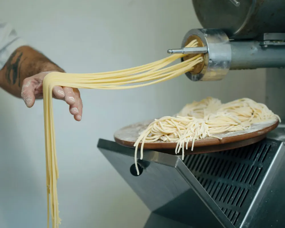 Frische Pasta kommt aus der Maschine der eigenen Manufaktur bei Francucci