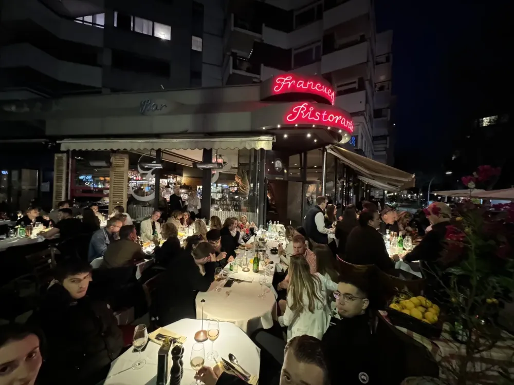 Francucci am Kurfürstendamm 90 an einem Sommerabend, Terrasse voll besetzt