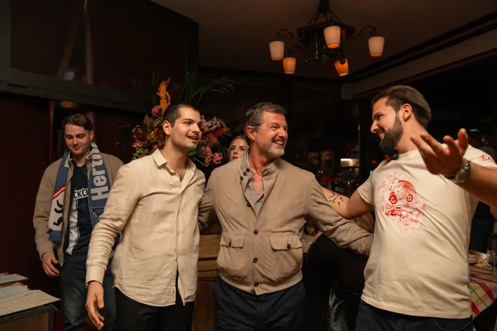 Franco Francucci mit seinen Söhnen Louis und Elia bei einer Feier im Restaurant