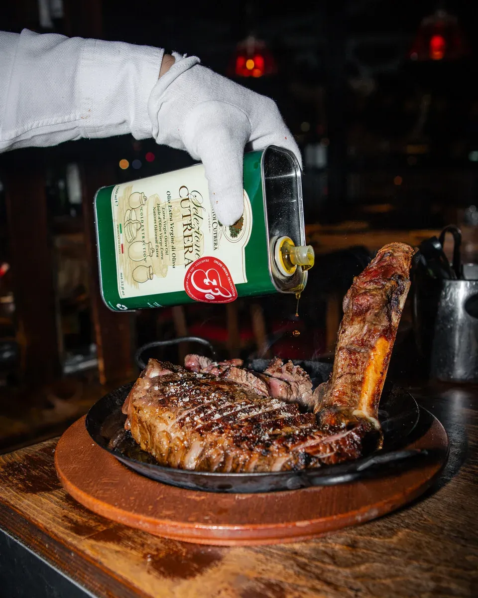Olivenöl Extra Vergine wird über die Bistecca Fiorentina gegossen