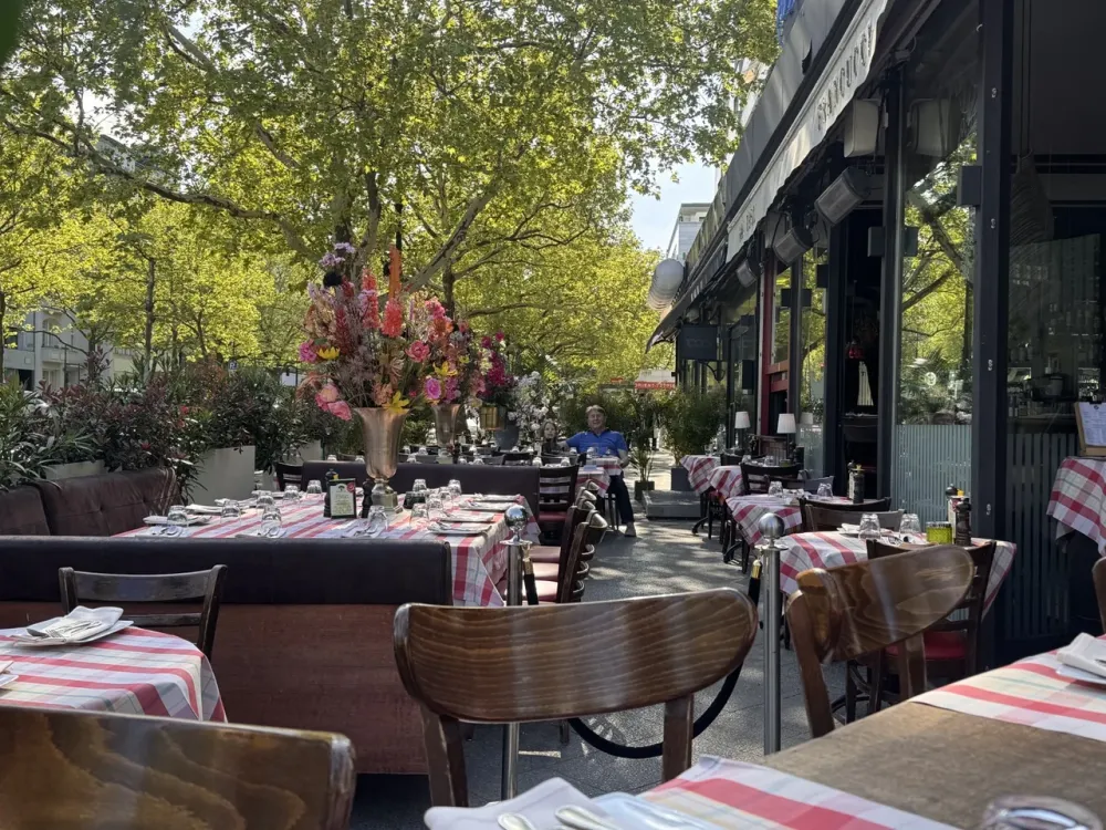 Francucci’s summer terrace on Kurfürstendamm beneath the plane trees