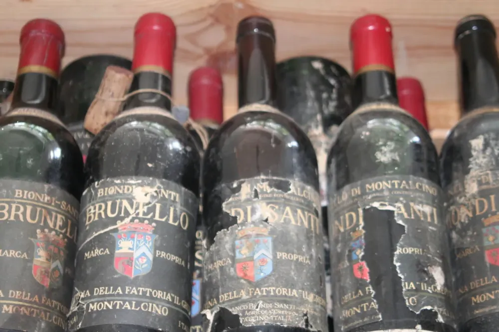 Alte Flaschen Biondi-Santi Brunello di Montalcino aus der Vertikale im Weinkeller von Francucci