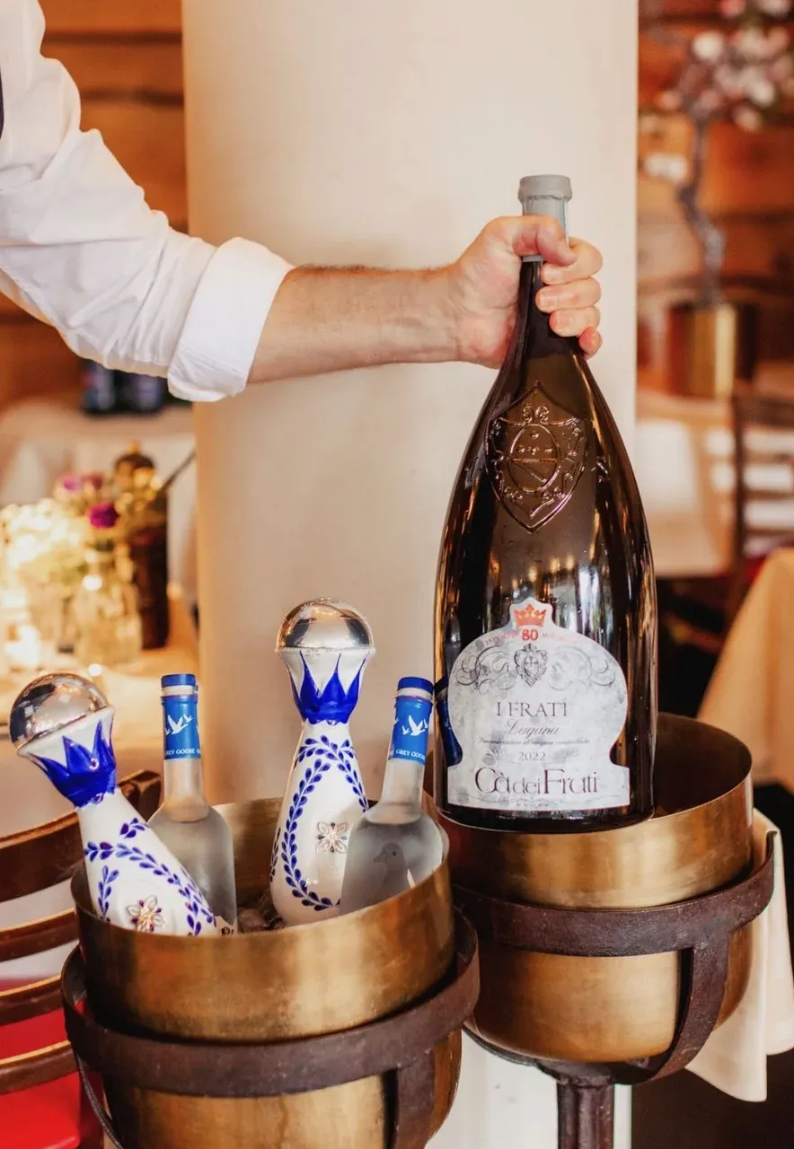 Ein Kellner präsentiert eine Großflasche am Tisch bei Francucci